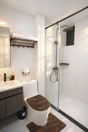 Shower, hair dryer, towels, soap - 3-bedroom apartment in tranquil Nairobi with fitness room access (Nairobi)