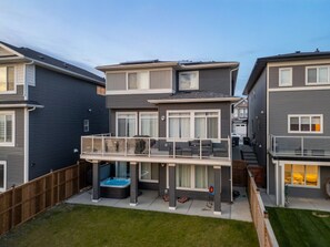 Exterior -  Luxury 5BR Calgary Home | Hot Tub | Pool Table | Sleeps 16 (Calgary)