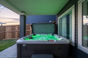 Outdoor spa tub -  Luxury 5BR Calgary Home | Hot Tub | Pool Table | Sleeps 16 (Calgary)