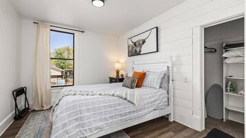 Iron/ironing board, travel cot, Internet, bed sheets