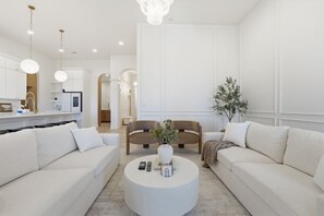 Living area - The Estate Retreat + Hot tub (Richland)