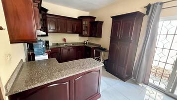 Luxury Room | Private kitchen | Microwave, dishwasher