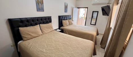 Quarto casal básico | Ferros/tábuas de passar roupa, Wi-Fi de cortesia