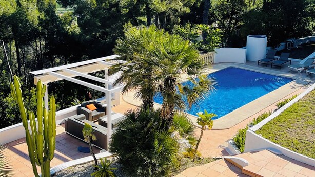 A pool with a pergola, cacti, and a view of the city. - Contemporary hillside villa with sea view (3 kms) (Xàbia)