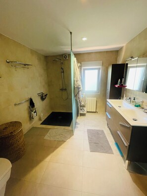 Douche, sèche-cheveux, serviettes fournies, papier toilette