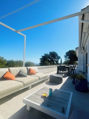 Outdoor dining - Contemporary hillside villa with sea view (3 kms) (Xàbia)