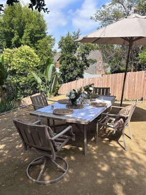 Outdoor dining - The Terrace House - Beautiful 3-bedroom house in Los Angeles (Los Angeles)