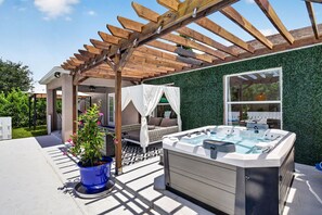 Terrace/patio - Blu Shell- Hot tub, Social media spots, Heated pool, kids park, sand pit! (Cape Coral)