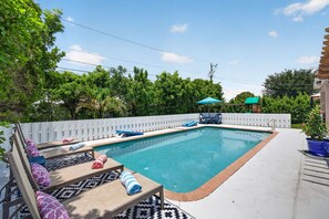 Outdoor pool, a heated pool - Blu Shell- Hot tub, Social media spots, Heated pool, kids park, sand pit! (Cape Coral)