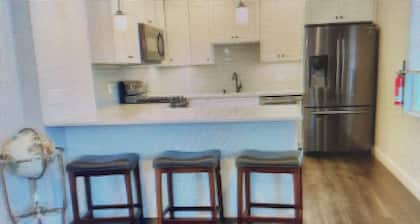 Seaside Heights Island Escape- 2bedrooms 3beds, beach badges, fire pit,& stylish