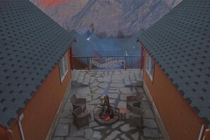 Chalet de lujo, balcón, vista a la montaña | Terraza o patio