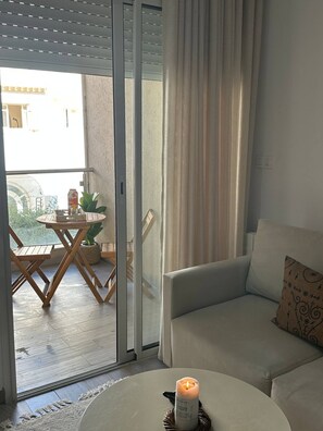 Balcony - Cozy Hammamet Apartment Beach, Pool, and Comfort Await (Hammamet)