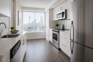 Superior Suite | Private kitchen | Fridge, microwave, oven, stovetop - Ivory & Slate Stay (Toronto)