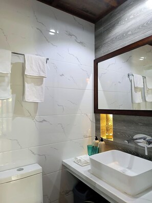 Shower, sandal, handuk, dan sabun