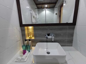Douche, chaussons, serviettes fournies, savon