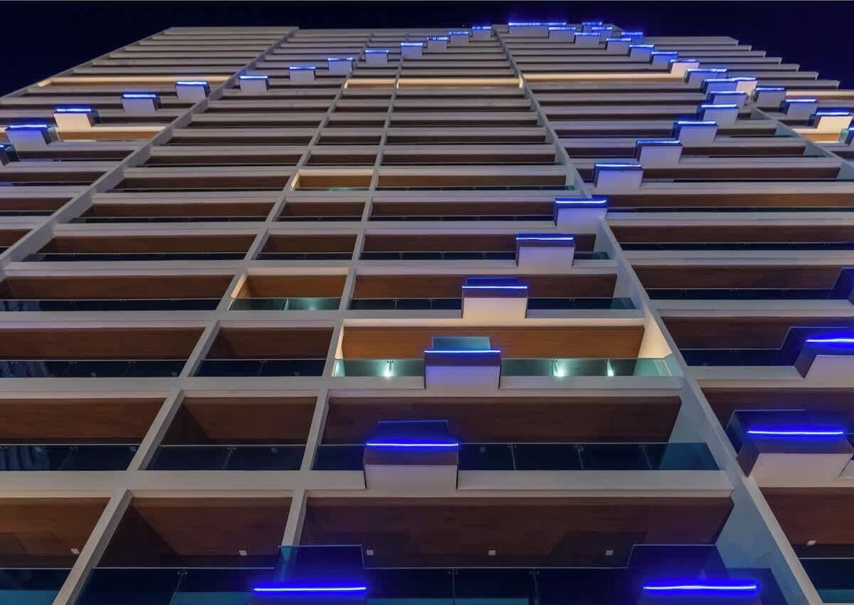 Un edificio moderno dalla struttura a griglia, con diversi livelli e balconi.
