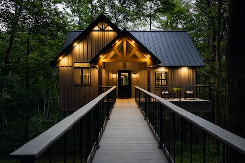 Romantic Tree House Getaway w/ Hot Tub & Loft