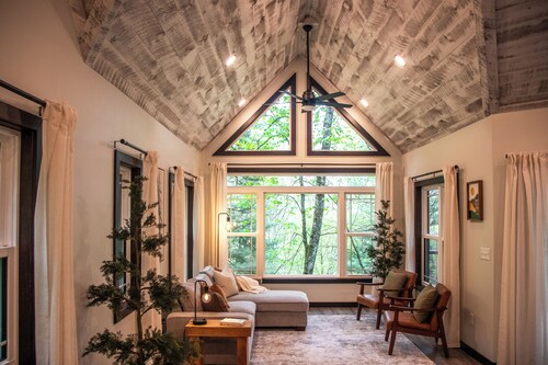 Romantic Tree House Getaway w/ Hot Tub & Loft