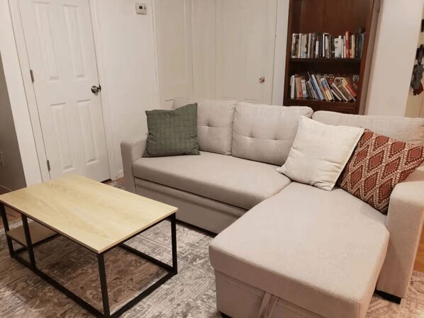 Living area - World Cup Stay - Mins from Metlife - Sleeps 6-2Br (Bloomfield)