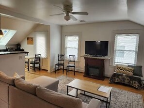 Living area - World Cup Stay - Mins from Metlife - Sleeps 6-2Br (Bloomfield)