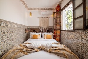 Iron/ironing board, travel cot, WiFi, bed sheets