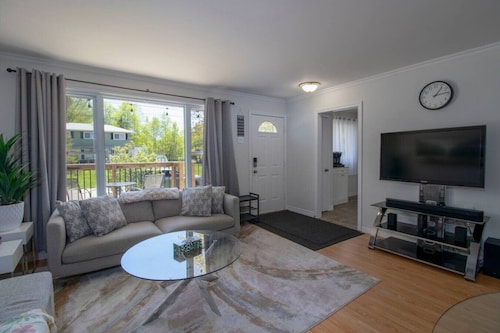 3 Bdrm | BBQ | Fire Pit - Steps to Waterfront Park