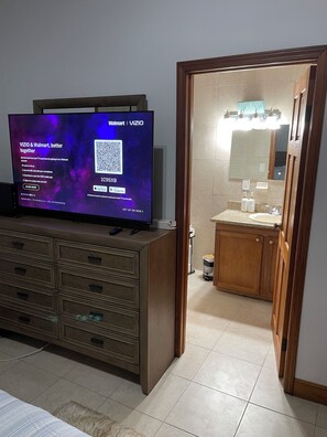 Ferros/tábuas de passar roupa, berço de viagem, Wi-Fi, roupa de cama
