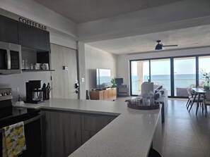 Refrigerador, microondas, horno y parrilla de estufa 