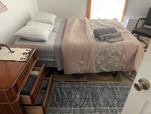 2 bedrooms, iron/ironing board, WiFi, bed sheets