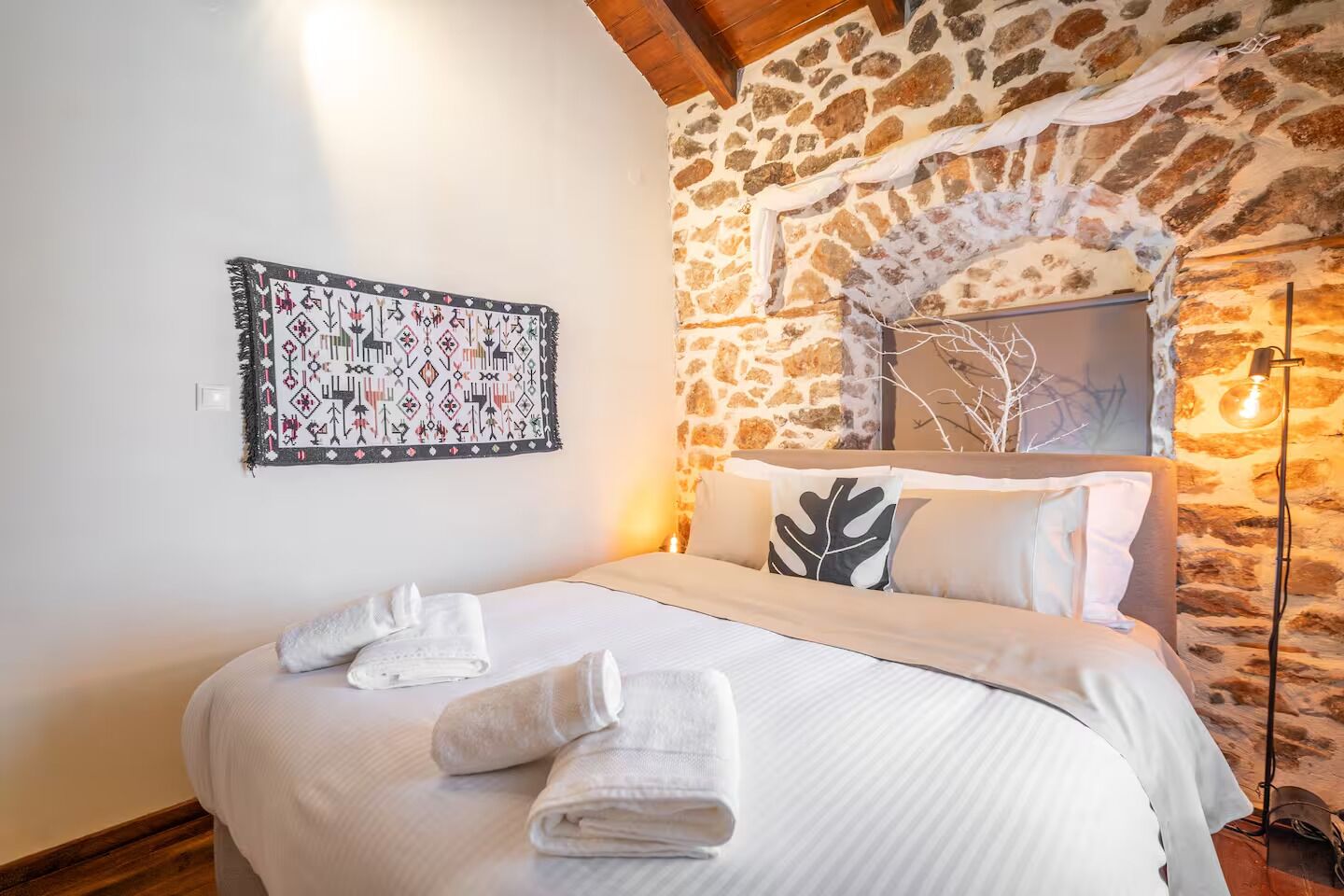 Travel crib, free WiFi, bed sheets