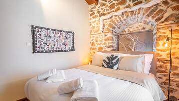 Travel crib, free WiFi, bed sheets