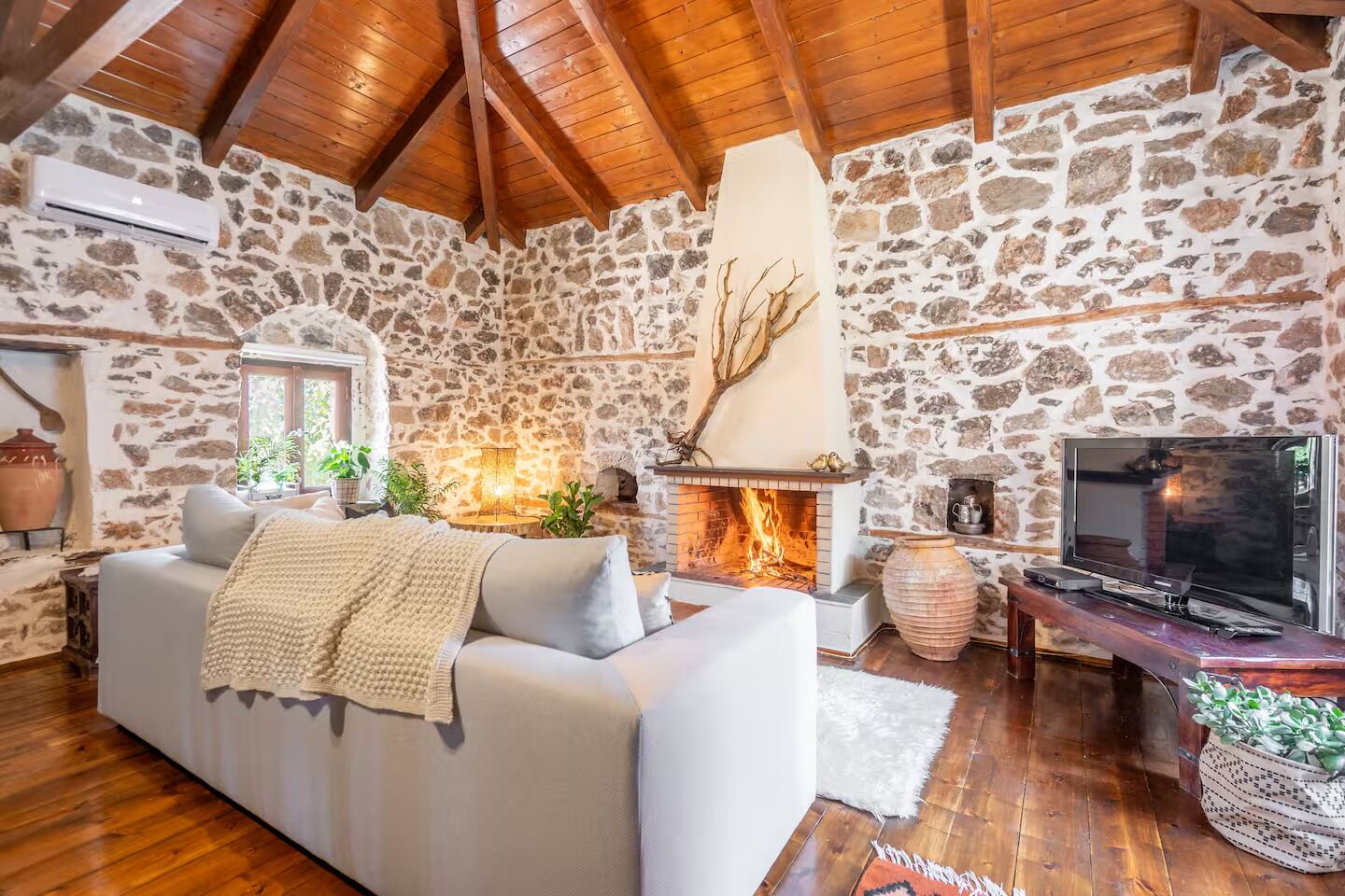 Smart TV y chimenea 