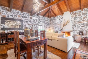 Interior - Stirida Stone House – Cozy Mountain Escape Near Arachova, Delphi & the Beach (Stiri)
