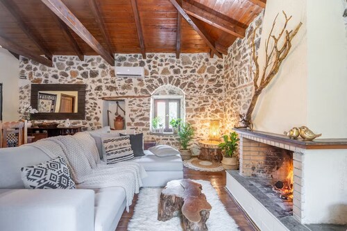 Stirida Stone House – Cozy Mountain Escape Near Arachova, Delphi & the Beach