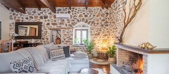 Stirida Stone House – Cozy Mountain Escape Near Arachova, Delphi & the Beach