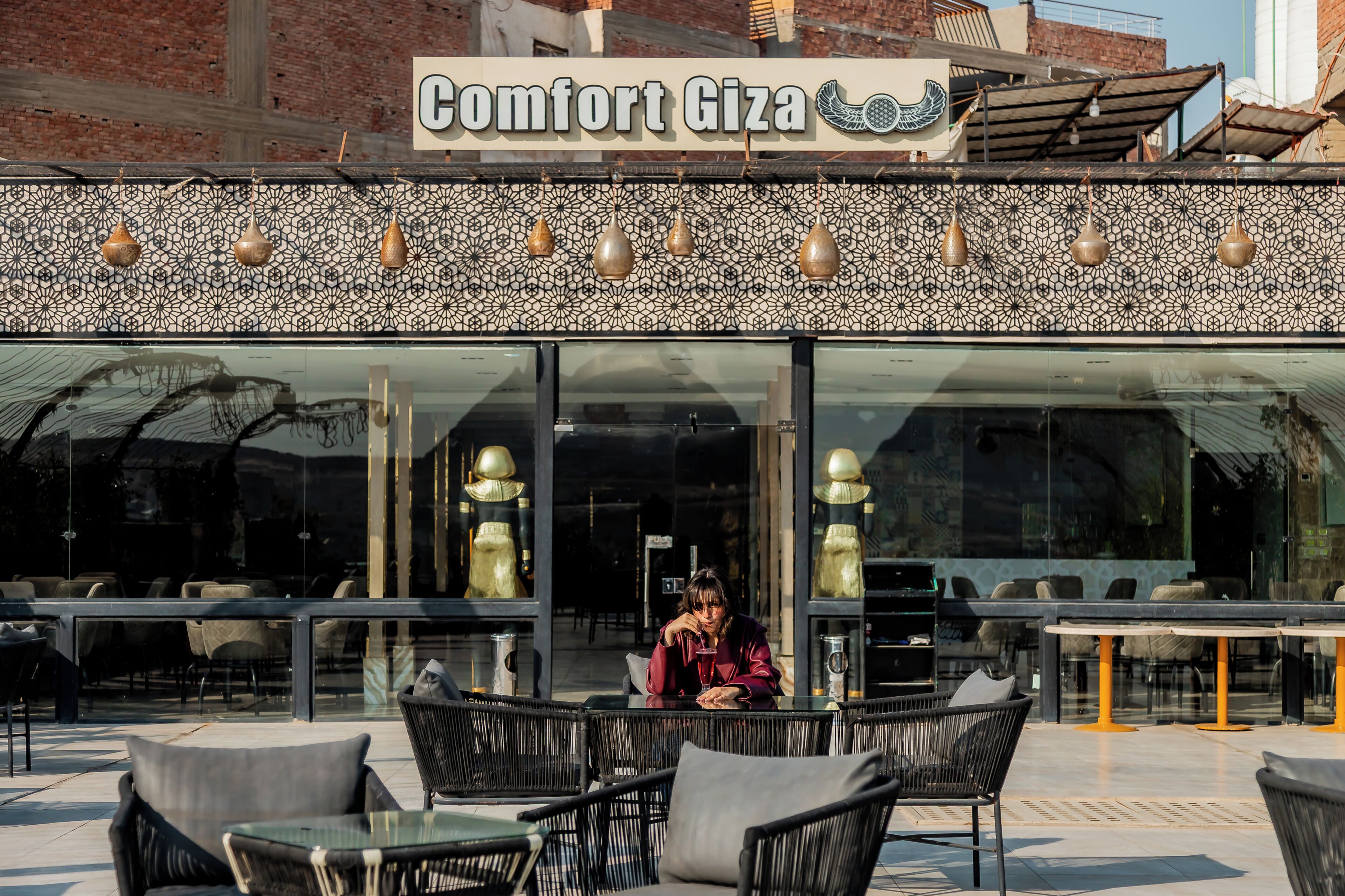 Ein Restaurant namens 'Comfort Giza' mit Außenbereich und einer verzierten Fassade.
