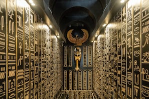 A corridor with hieroglyphic inscriptions on the walls and a central golden statue. - Hotel Comfort Giza (Giza)