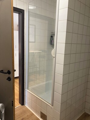Bruser, hårtørrer, håndklæder, Sæbe