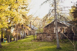 Exterior - Falcon Retreats - Saker (Sharbot Lake)
