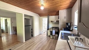 Private kitchen - Falcon Retreats - Saker (Sharbot Lake)