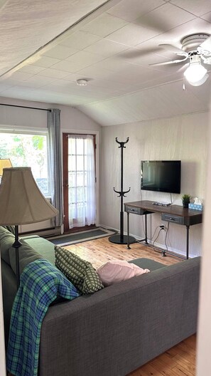 Living area - Falcon Retreats - Saker (Sharbot Lake)