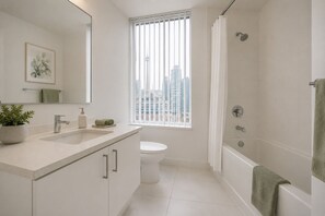 Suite, City View | Bathroom | Free toiletries, hair dryer, towels, soap - The Kinley Rooms (Toronto)