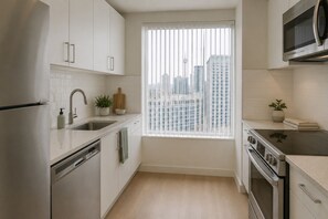 Suite, City View | Private kitchen | Fridge, microwave, oven, stovetop - The Kinley Rooms (Toronto)