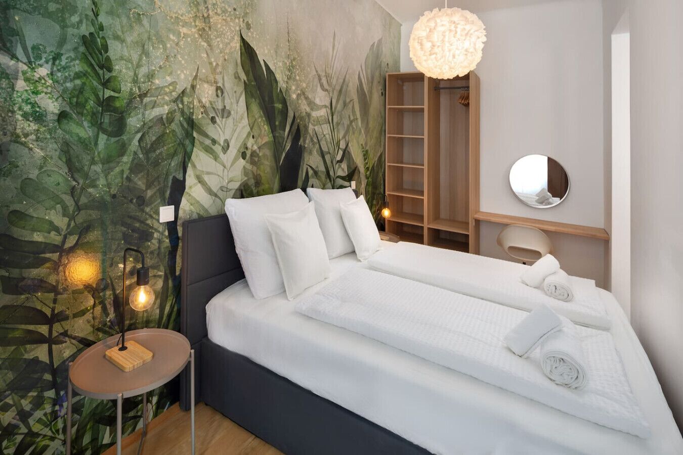 1 dormitorio, escritorio, tabla de planchar con plancha y cuna de viaje