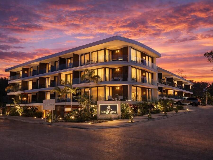 Un hôtel à plusieurs étages, doté d’une façade incurvée, de grandes fenêtres et d’une enseigne indiquant qu’il s’agit d’un établissement de luxe.