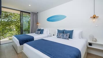 Una habitación de hotel moderna con dos camas, un ventanal grande y un surf decorativo colgado en la pared.