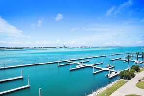 Ein Yachthafen mit mehreren Stegen, ruhigem Wasser und blauem Himmel.