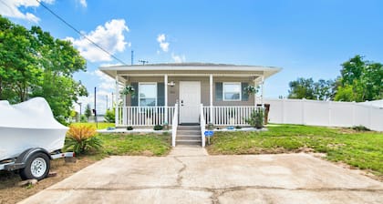 Gulf Breeze Coastal Cottage*Beach* Shopping*Dining
