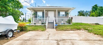 Gulf Breeze Coastal Cottage*Beach* Shopping*Dining