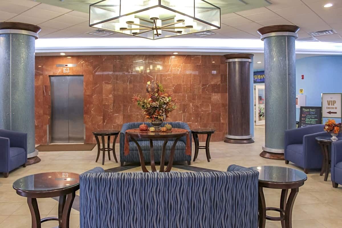 One Suite W/ Balcony | Outdoor Pool Access | Tiki Bar | Free Parking - Daytona Beach, FL